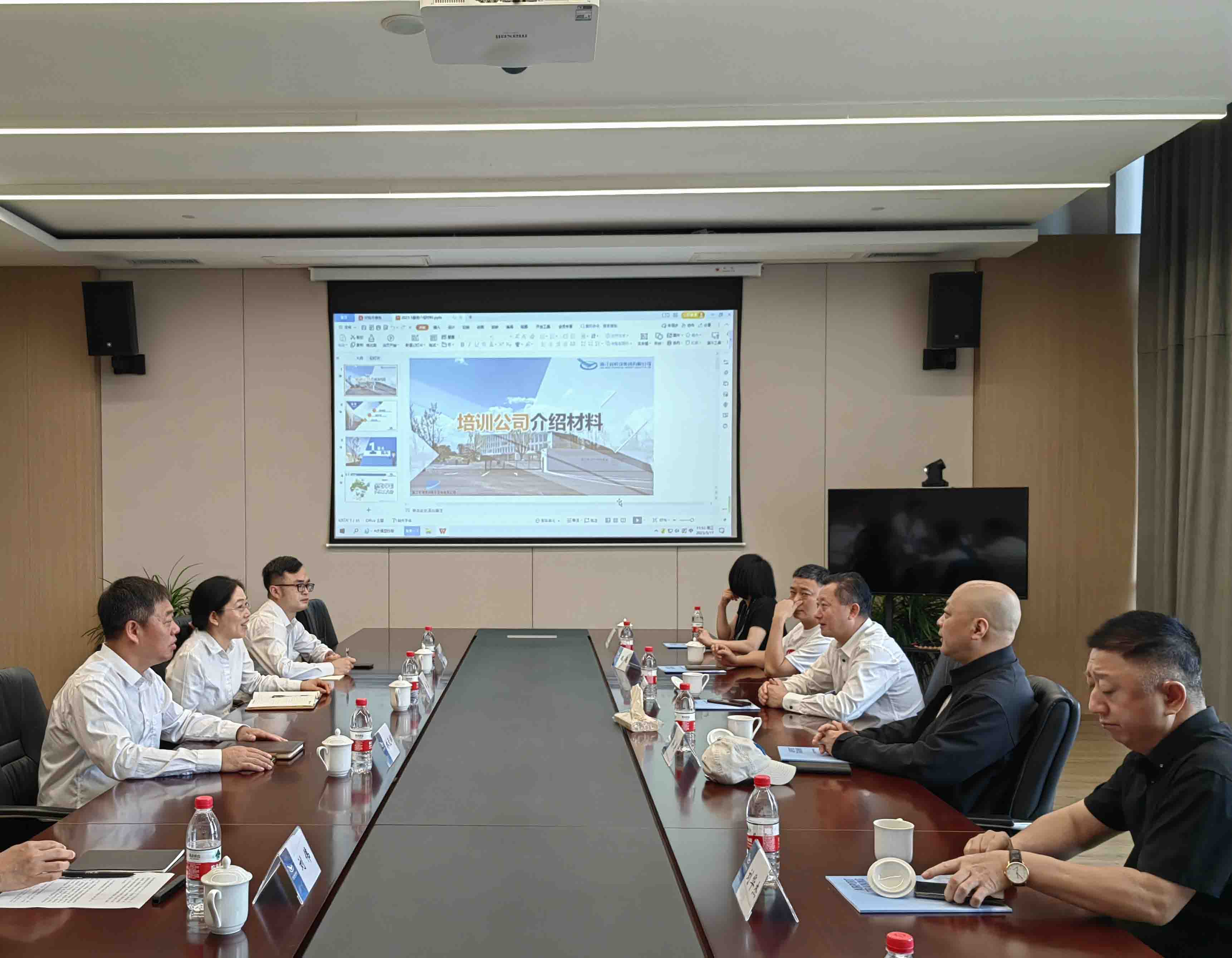 浙江異地(dì)聯盟商會(huì)莅臨航空(kōng)産學研基地(dì)參觀交流