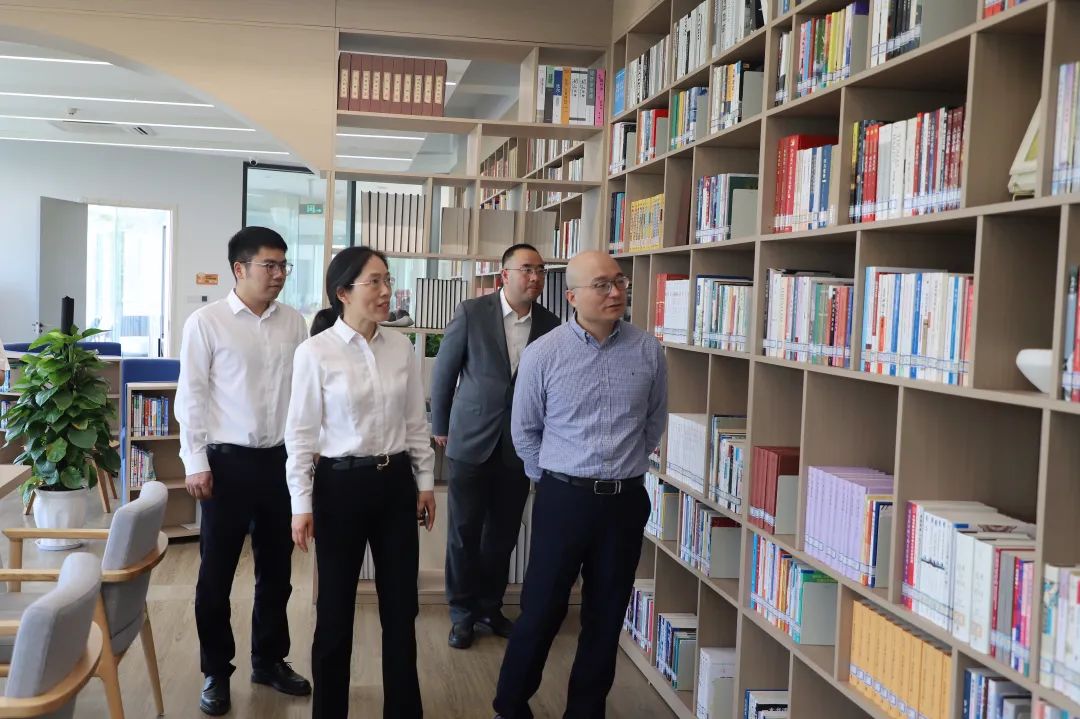 浙江省圖書(shū)館館長(cháng)胡海(hǎi)榮一(yī)行(xíng)到(dào)空(kōng)港城(chéng)市(shì)書(shū)房(fáng)調研